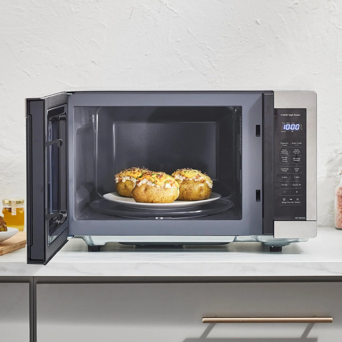 Panasonic 1.3 cu ft Countertop Microwave Oven in Glass Door