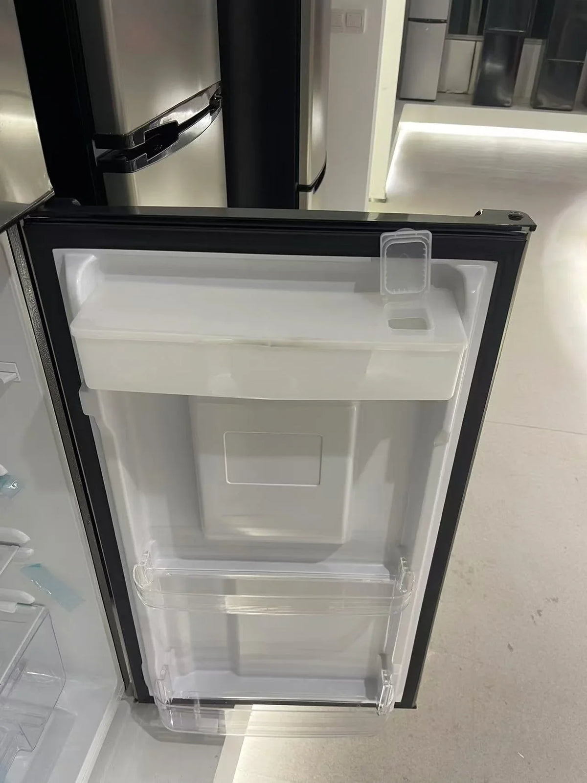 Frigidaire, 7.3 Cu. Ft. Top Mount Refrigerator, Integrated Beverage Dispenser,Platinum